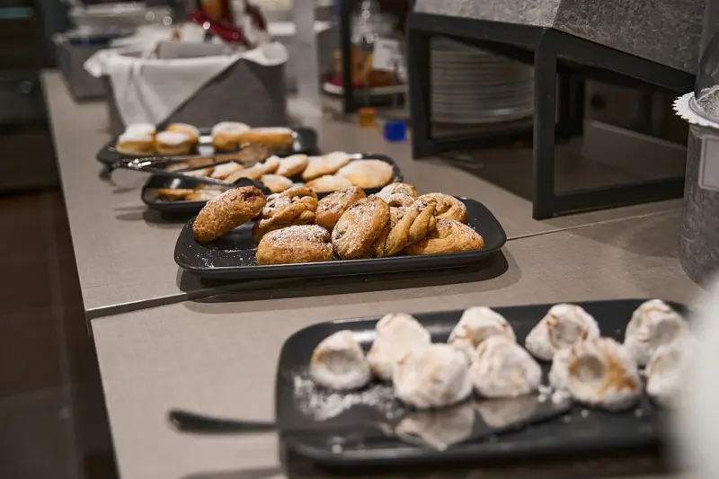 La colazione a buffet: vassoi di biscotti e dolci